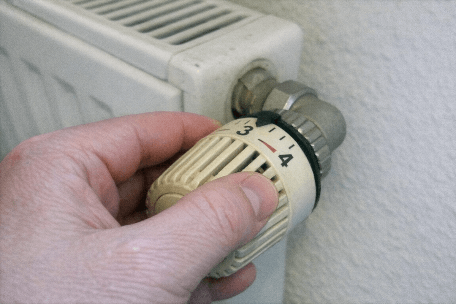 Nahaufnahme eines Thermostats an einem modernen Heizkörper